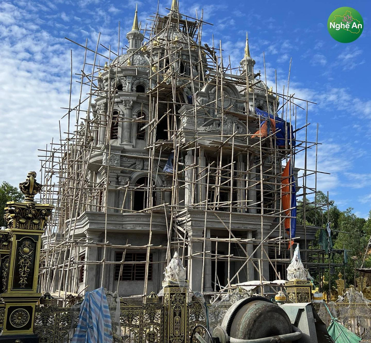 Được biết, lâu đài ở Yên Thành này giờ đang hoàn thành và thi công các hạng mục nhỏ. Dự kiến xây trong 3 năm.