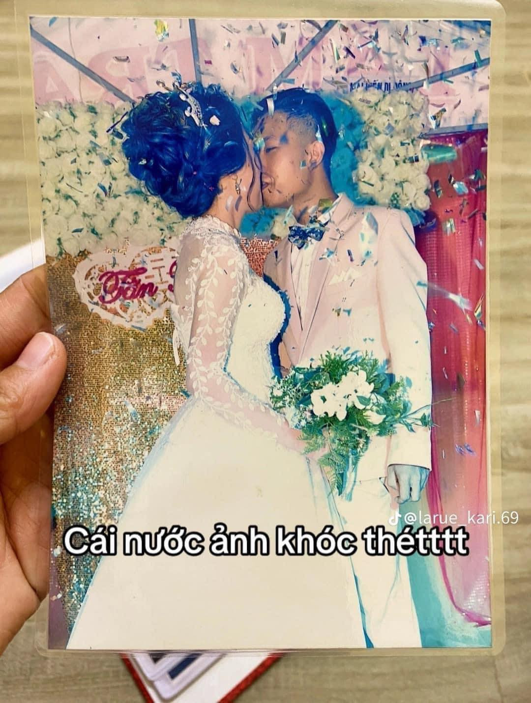 Khoảnh khắc hạnh phúc trong ngày trọng đại được thợ chụp hình lồng ghép vào các hình ảnh không thể "cổ" hơn như: mâm quả trầu cau, bàn rượu sâm panh, hộp vàng, khung ảnh phủ đầy hoa lá cành,...