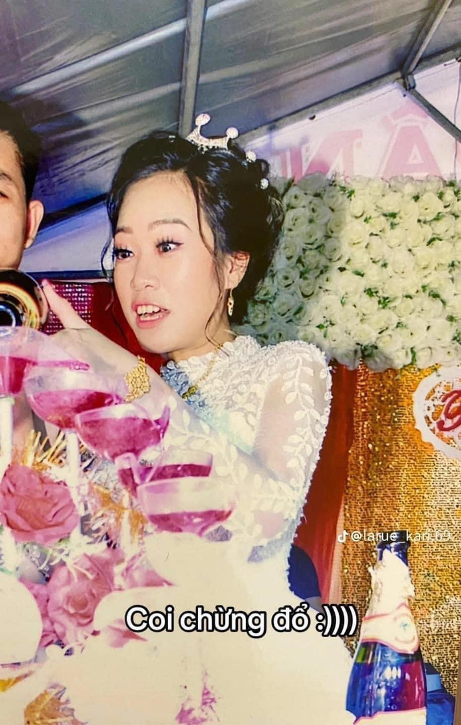 Trên mạng xã hội một cô gái vừa kết hôn năm 2019 đã chia sẻ về bộ ảnh cưới "có một không hai" của mình.