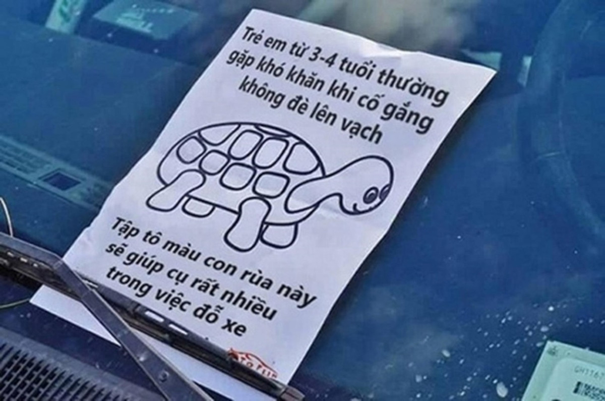 Thay vì có những hành động "trả đũa" nặng nề như tạt sơn, ném mắm tôm,...thì nhiều gia chủ lại lựa chọn hình thức văn minh cho tài xế đỗ xe sai.