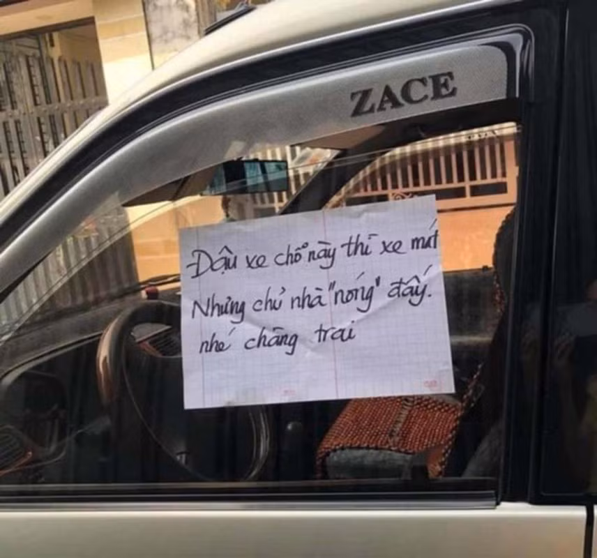 Bên cạnh đó, nhiều cư dân mạng cũng bày tỏ ý kiến cho rằng không nên đậu ô tô sát cổng trường mầm non như vậy bởi có thể gây nguy hiểm đến các em nhỏ lúc tan trường.