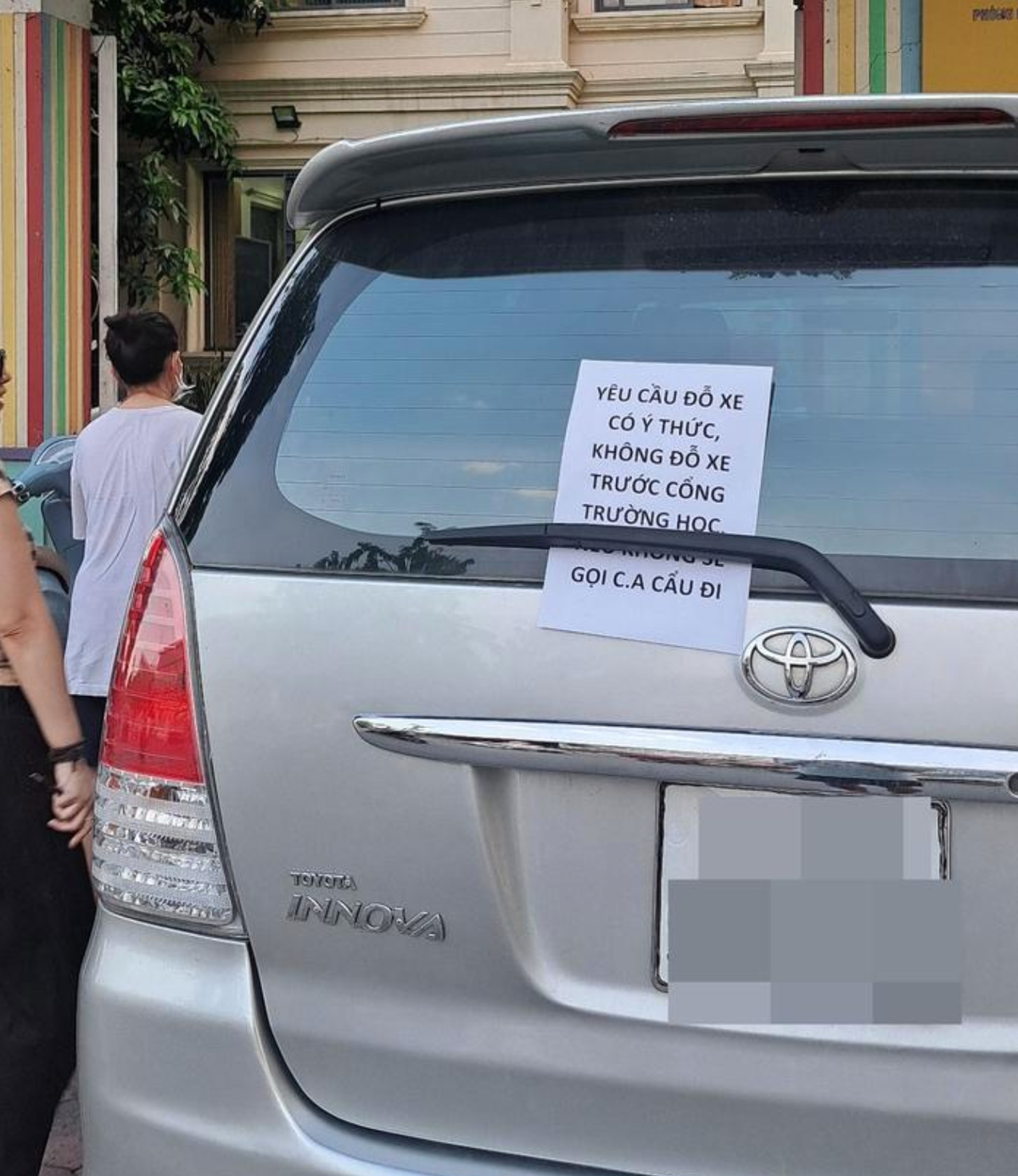 Bức xúc trước việc chiếc xe đỗ xe chắn lối đi, thậm chí chủ xe cũng không để lại số điện thoại liên hệ nên người dân đành phải để lại giấy nhắn, cài lên xe để cảnh cáo. Lời nhắn với nội dung như sau: "Yêu cầu đỗ xe có ý thức, không đỗ xe trước cổng trường học, nếu không sẽ gọi Công an cẩu đi".