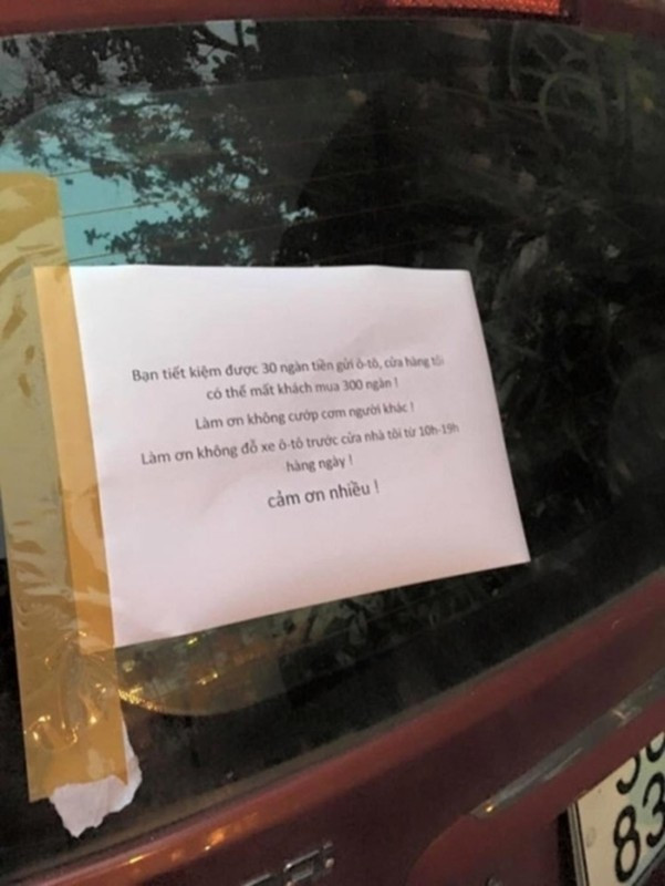 Thay vì quát mắng hay có hành động làm hỏng hóc xe cộ thì chủ nhà này đã để lại tờ giấy nhắc nhở. Ảnh: Tổng hợp