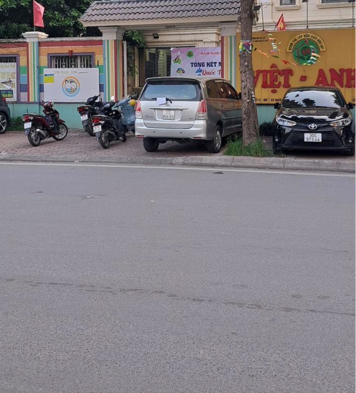 Mới đây, mạng xã hội chia sẻ bài đăng kèm hình ảnh một chiếc ô tô 4 chỗ đỗ xe trước cổng trường mầm non gây cản trở lối ra vào. Bên cạnh ô tô, một số xe máy của phụ huynh đến đón con cũng dựng bên cạnh khiến cổng trường kín bưng chỉ toàn xe cộ.