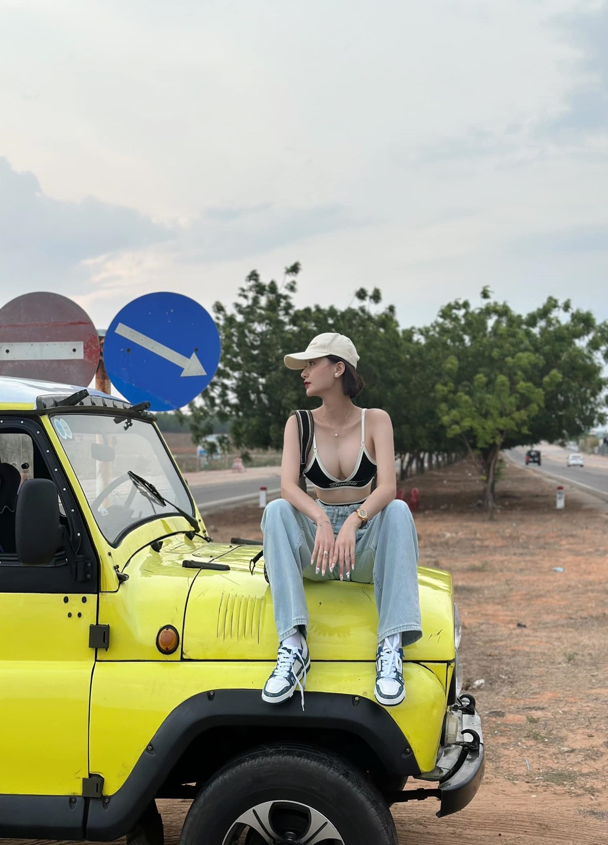 Bẵng đi một thời gian, hot girl Thư Vũ bắt đầu quay trở lại cuộc sống bình thường, tự tin xuất hiện trên mạng xã hội với phong cách thời trang sang xịn.