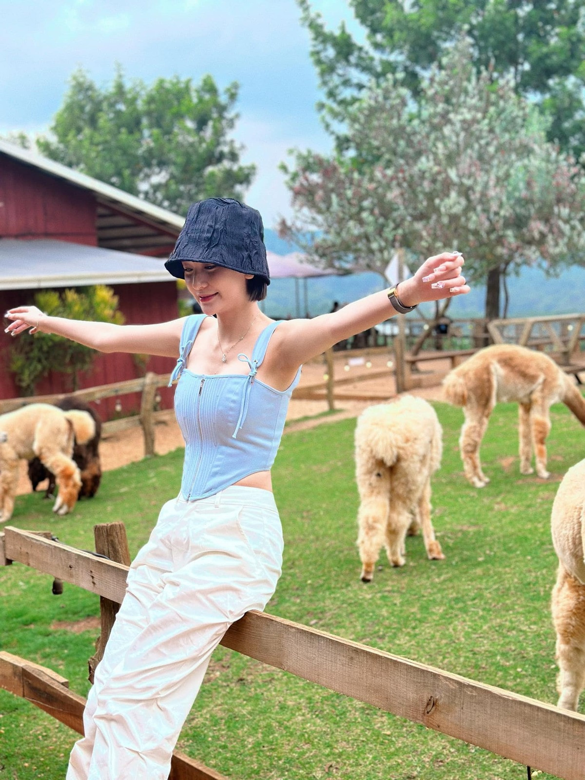 Đáng nói, cô nàng và người đàn ông trong clip cũng công khai tình cảm, thường xuyên đăng hình ăn mặc đồng điệu bên nhau, hàng hiệu đếm không xuể.