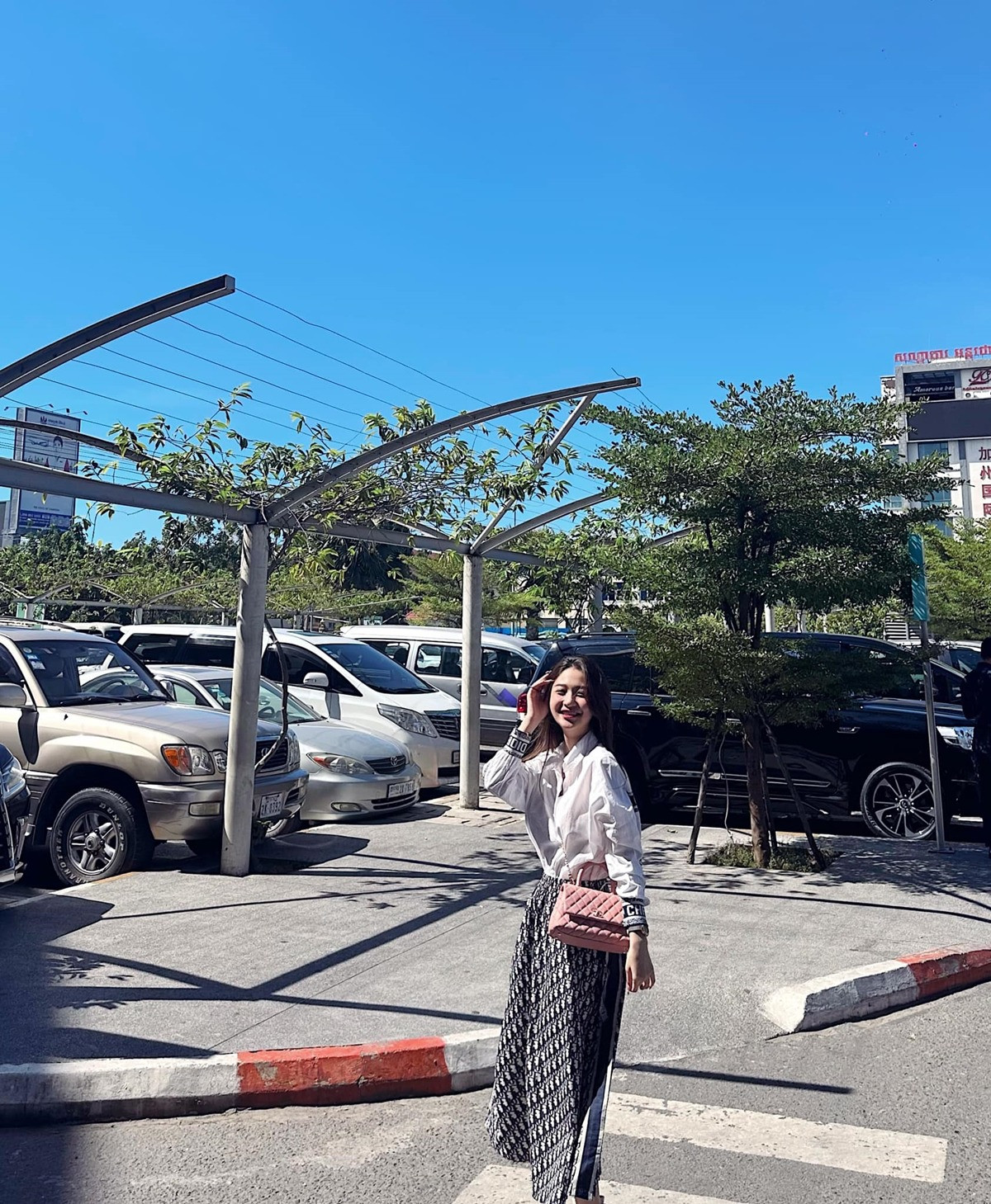 Qua status có thể thấy, cô bỏ ngoài tai những lời dị nghị, mong muốn sống cho chính bản thân mình.