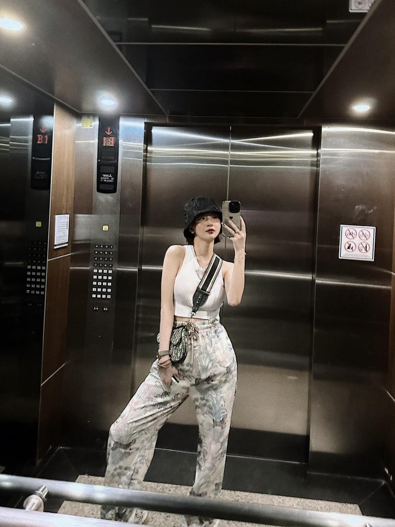 Hiện Thư Vũ làm việc tại một quán bar có tiếng ở Hà Nội. Hot girl chia sẻ khi có dự án nghệ thuật phù hợp, cô sẽ sẵn sàng quay lại.