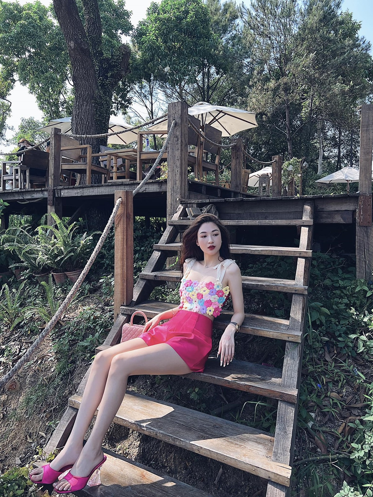 Sở hữu hình thể hút mắt với số đo 3 vòng hừng hực, không khó để Thư Vũ nhận về bộn nút like.