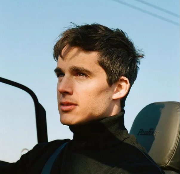 Vào thời điểm đó, dù việc nghỉ dạy của anh gây nhiều tiếc nuối nhưng cũng có người hài hước đùa rằng đây là quyết định đúng đắn.