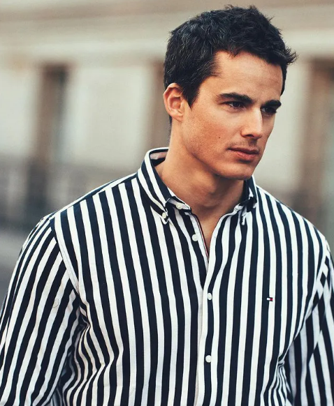 Sau khi nổi tiếng từ bức ảnh chụp lén của sinh viên, nam giảng viên Pietro Boselli là cái tên thu hút nhiều lời mời quảng cáo, chụp mẫu cho các thương hiệu thời trang lớn.