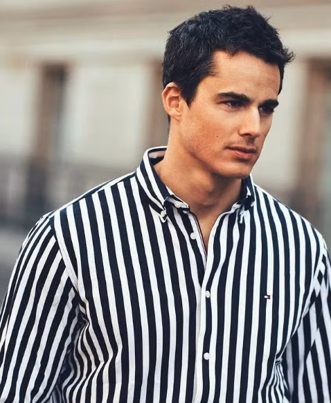 Sau khi nổi tiếng từ bức ảnh chụp lén của sinh viên, nam giảng viên Pietro Boselli là cái tên thu hút nhiều lời mời quảng cáo, chụp mẫu cho các thương hiệu thời trang lớn.