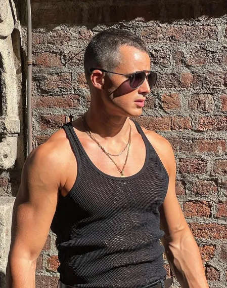 Trên trang cá nhân có hơn 3,4 triệu người theo dõi, Pietro cho thấy sự đa dạng hơn trong phong cách của mình.