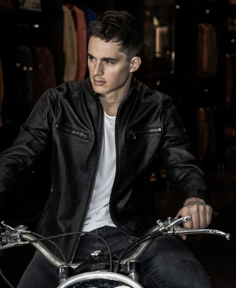 Pietro Boselli quyết định dấn thân vào sự nghiệp người mẫu nên đã nghỉ dạy.