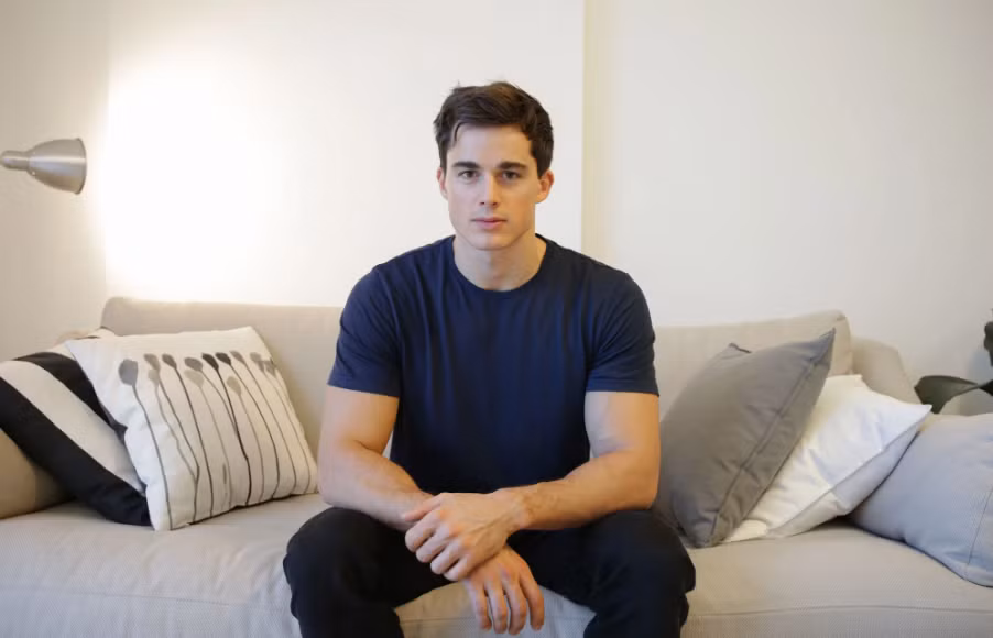 Qua hình ảnh giảng dạy, thông tin về anh chàng Pietro Boselli cũng được lùng sục khắp nơi. Mọi người đều gọi anh chàng này với biệt danh "Thầy giáo dạy Toán đẹp nhất thế giới".