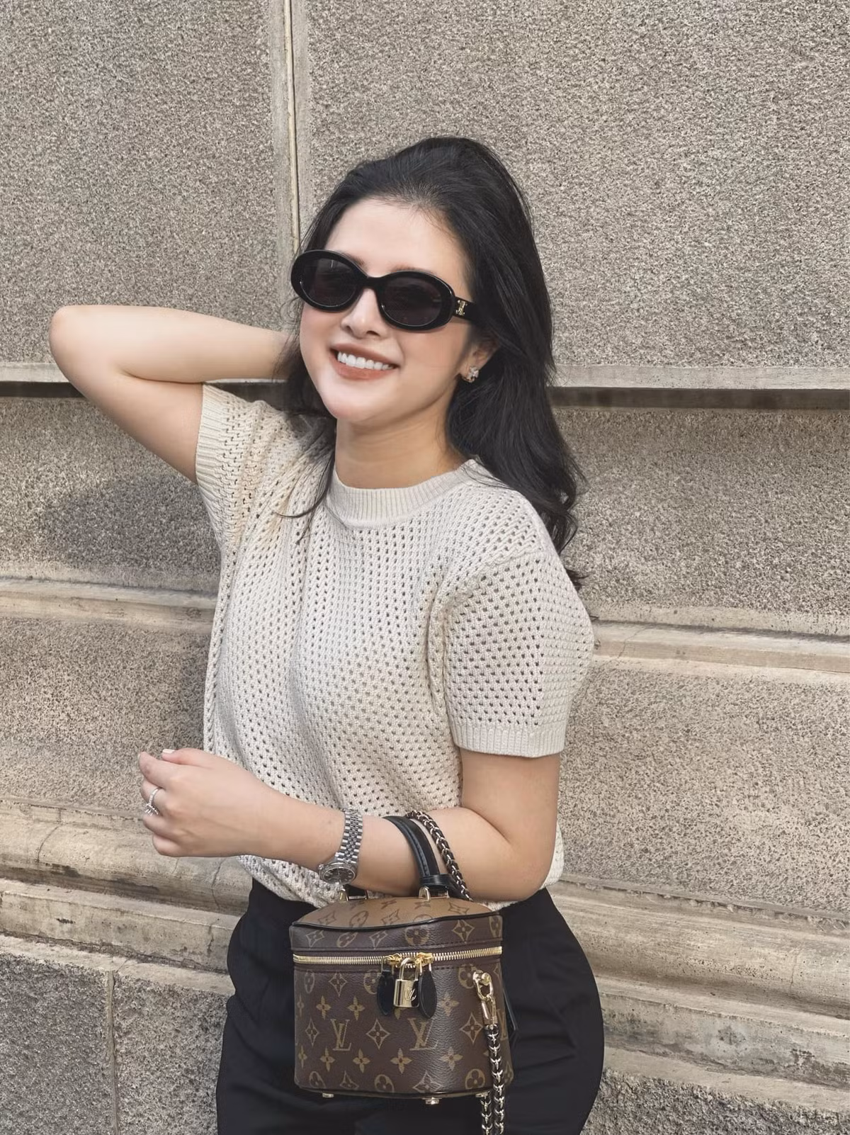 Dù tuổi còn trẻ nhưng Hải Vân đã sở hữu khối tài sản "không phải dạng vừa" với 2 căn hộ chung cư cao cấp ở Hà Nội, xế hộp riêng và bộ sưu tập hàng hiệu đắt đỏ.