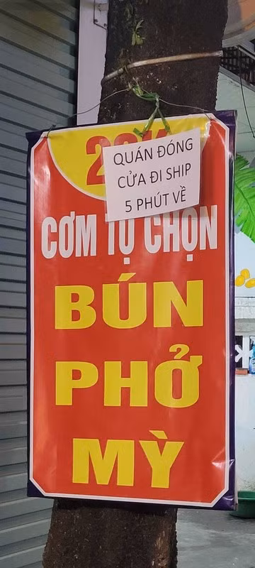 Ngày nay, khi ra đường chúng ta dễ dàng bắt gặp nhiều biển thông báo, bảng báo, nội quy… để nhắc nhở, kêu gọi, chỉ dẫn,...Tuy nhiên, không phải biển báo nào cũng nghiêm túc và dễ hiểu theo đúng tính chất của nó.