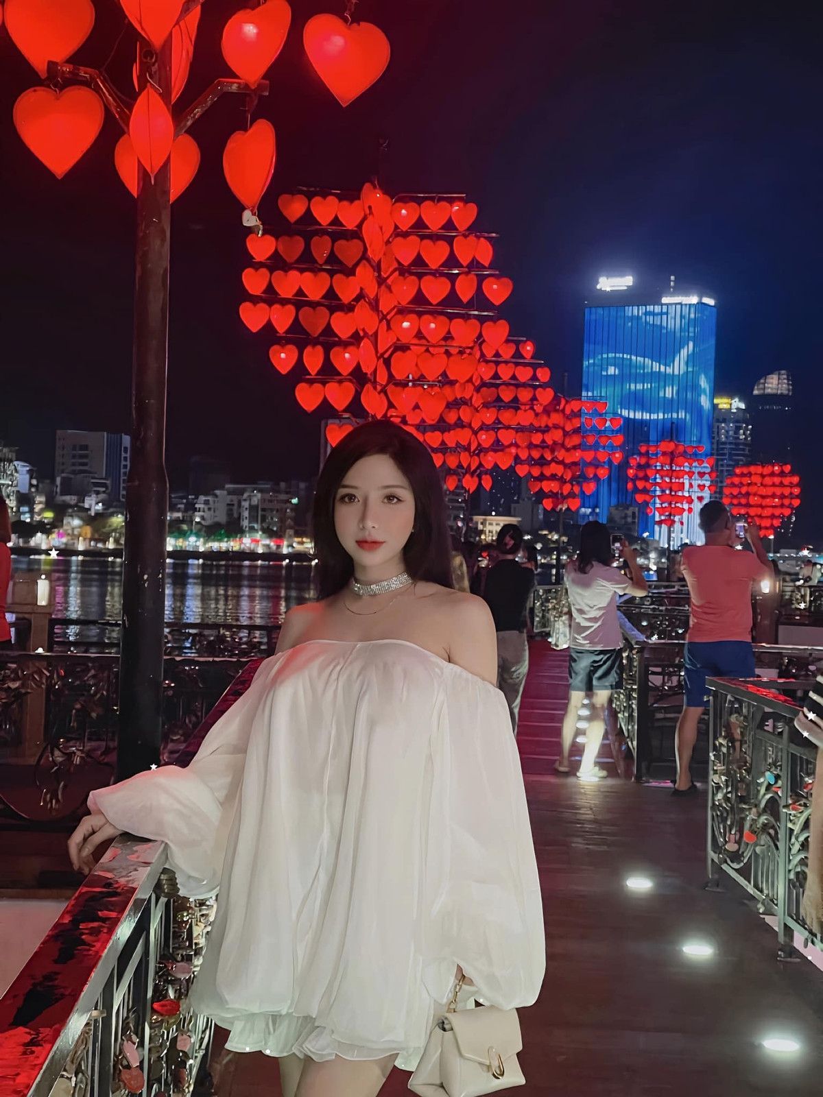 Hồng Nhung chỉ cần tạo dáng "sương sương" cũng gợi cảm "hết nước chấm".