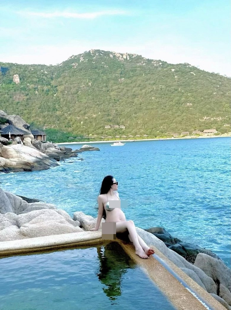 Thu Hương khoe ảnh kỉ niệm mang bầu lần 3 vô cùng táo bạo khi cô chỉ khoác ngoài một chiếc áo choàng, khoe bụng bầu tròn ủm.