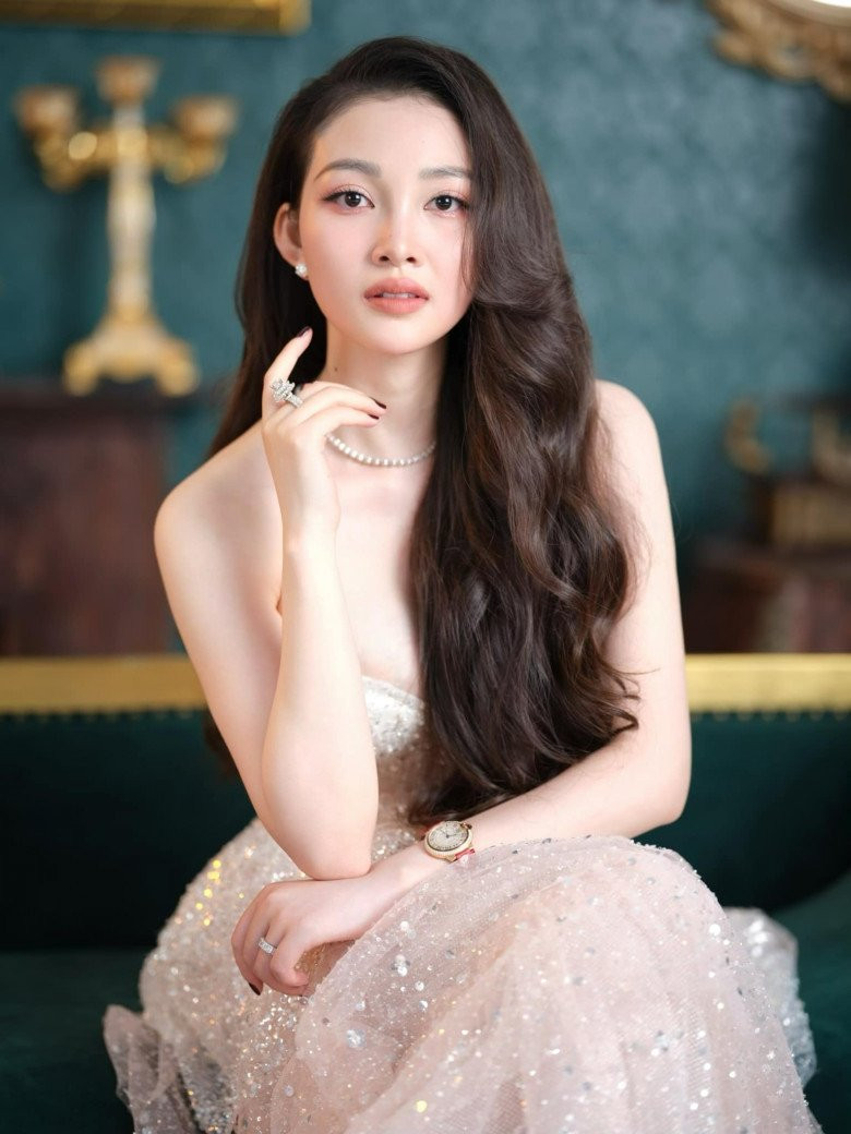 Qua ảnh chụp góc ngang đơn giản, Thu Hương phần nào khoe được đường cong thiêng liêng khiến bất kì chị em mang bầu nào cũng ghen tị.