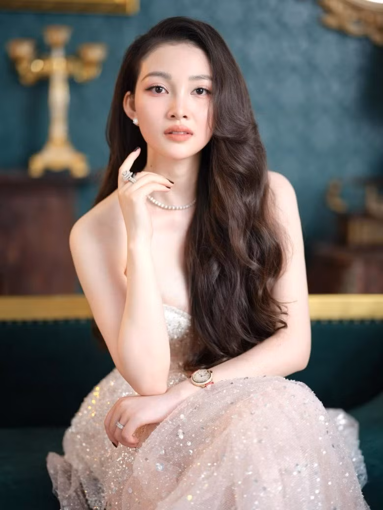 Qua ảnh chụp góc ngang đơn giản, Thu Hương phần nào khoe được đường cong thiêng liêng khiến bất kì chị em mang bầu nào cũng ghen tị.