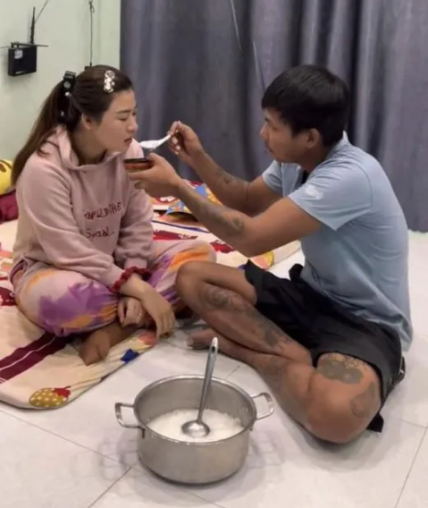 Thông tin này lập tức khiến cư dân mạng xôn xao. Phần lời đều ngậm ngùi gửi lời chia buồn đến vợ chồng Youtuber, mong rằng cả 2 sẽ sớm vượt qua nỗi đau.