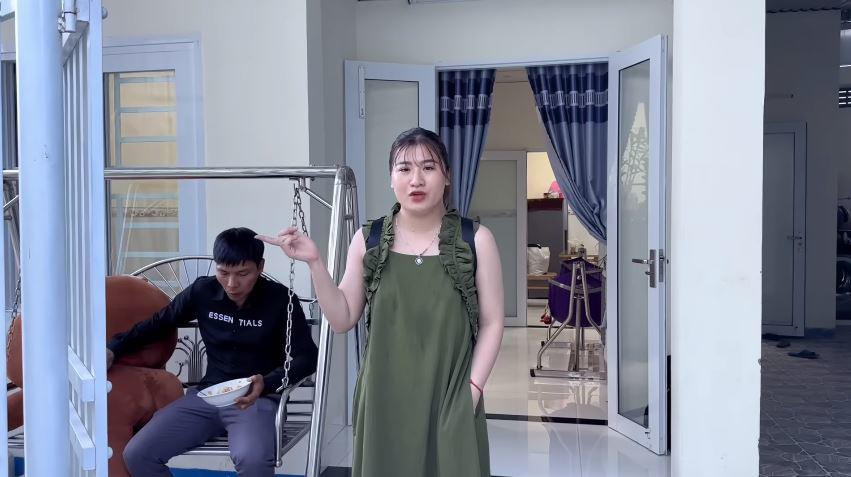 "Từ đầu đi kiểm tra bác sĩ có nói em bé hơi yếu rồi, nhưng mỗi lần đi kiểm tra ở bệnh viện là một lần tụi mình hy vọng. Mà do em bé không khỏe nên không giữ được. Cũng may là bác sĩ cũng nói lần này là do em bé thôi, chứ mình vẫn có khả năng làm mẹ, vẫn có thể có em bé khác khỏe mạnh bình thường ", vợ chàng Youtuber tâm sự.