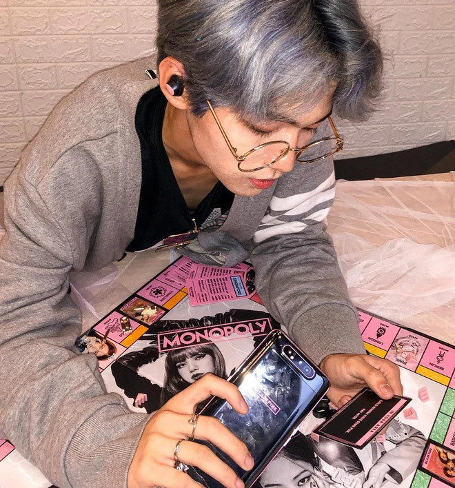 Trước đó, khi còn ở Mỹ, rich kid Hà thành "đu idol" thường xuyên tới nỗi mọi người còn hài hước cho rằng, anh chẳng khác gì phóng viên thường trực.