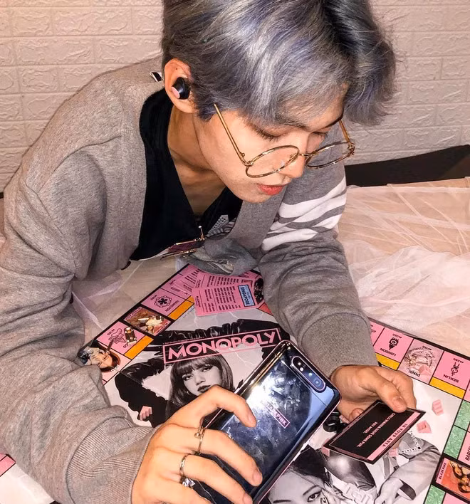 Trước đó, khi còn ở Mỹ, rich kid Hà thành "đu idol" thường xuyên tới nỗi mọi người còn hài hước cho rằng, anh chẳng khác gì phóng viên thường trực.