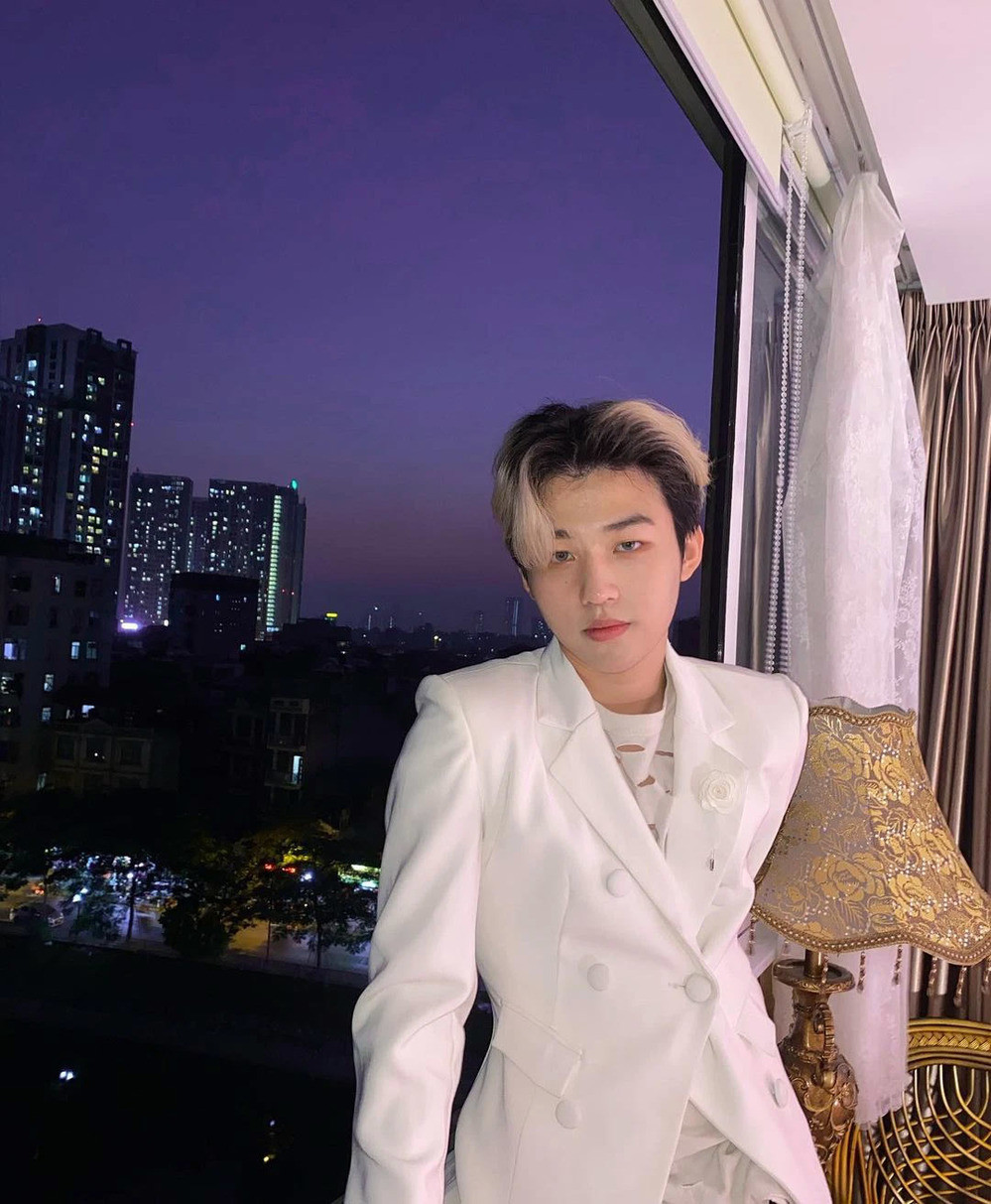 Nhất Hoàng - rich kid Hà thành nổi tiếng từ lâu với những màn chịu chi để đu idol.