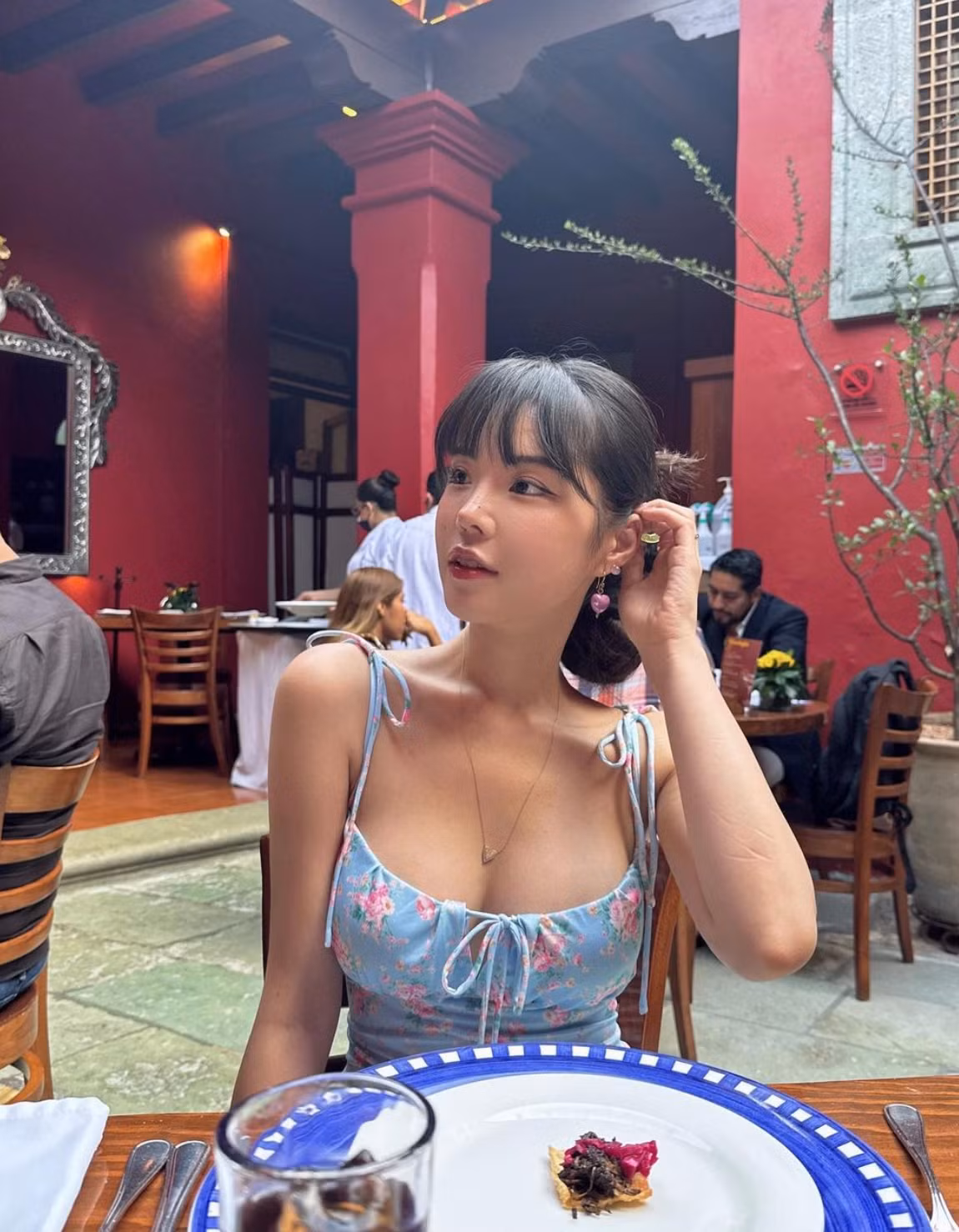 Ngoài ra, gái xinh Hàn Quốc này còn mở một shop nội y để phát triển sự nghiệp kinh doanh.