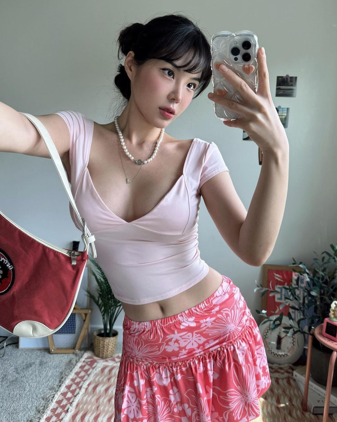 Không chỉ có gương mặt xinh đẹp, ngũ quan cân đối, hài hòa, hot girl Hye Ji còn sở hữu đường cong S-line đẹp, đùi to, hông lớn.