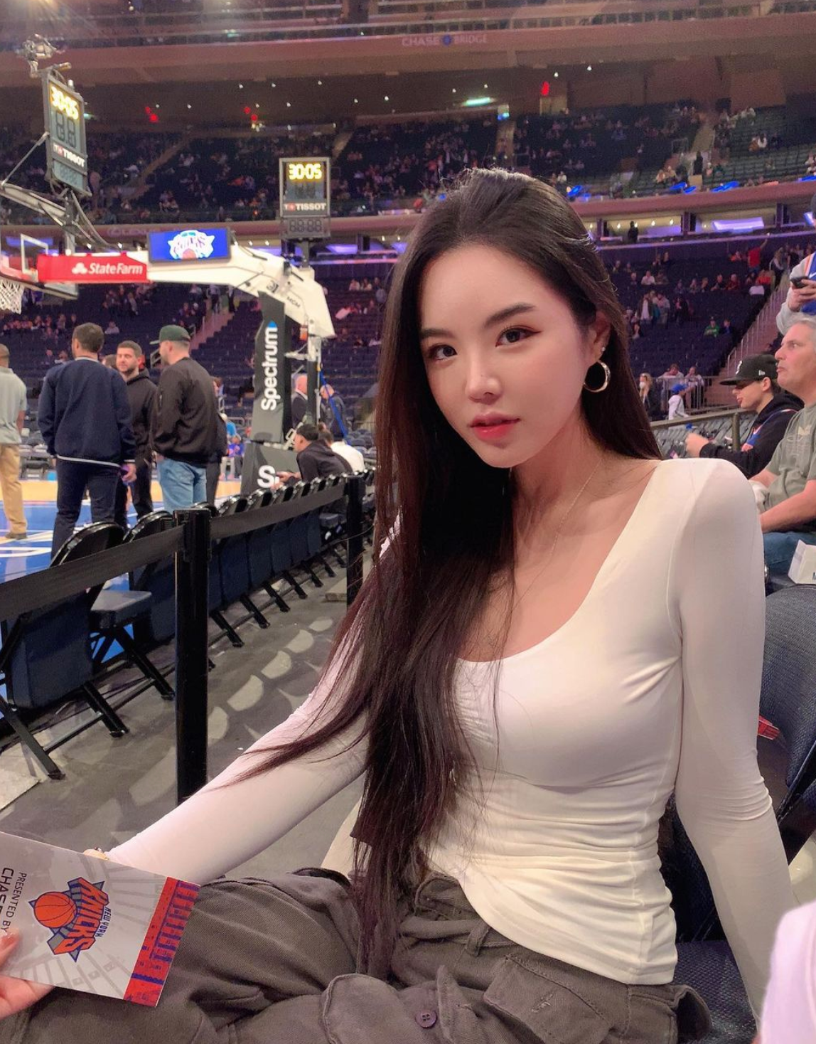 Ngoài ra, số đo vòng eo 22 inch (khoảng 56 cm) là nét nổi bật trên cơ thể của người đẹp này.