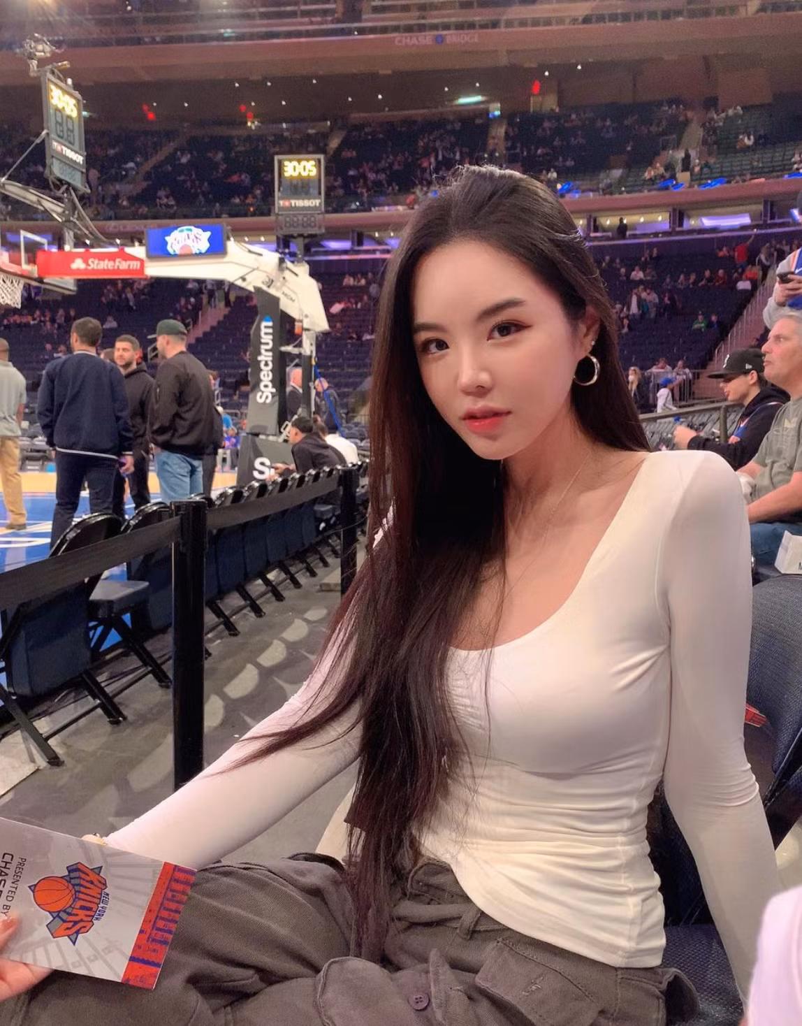 Ngoài ra, số đo vòng eo 22 inch (khoảng 56 cm) là nét nổi bật trên cơ thể của người đẹp này.