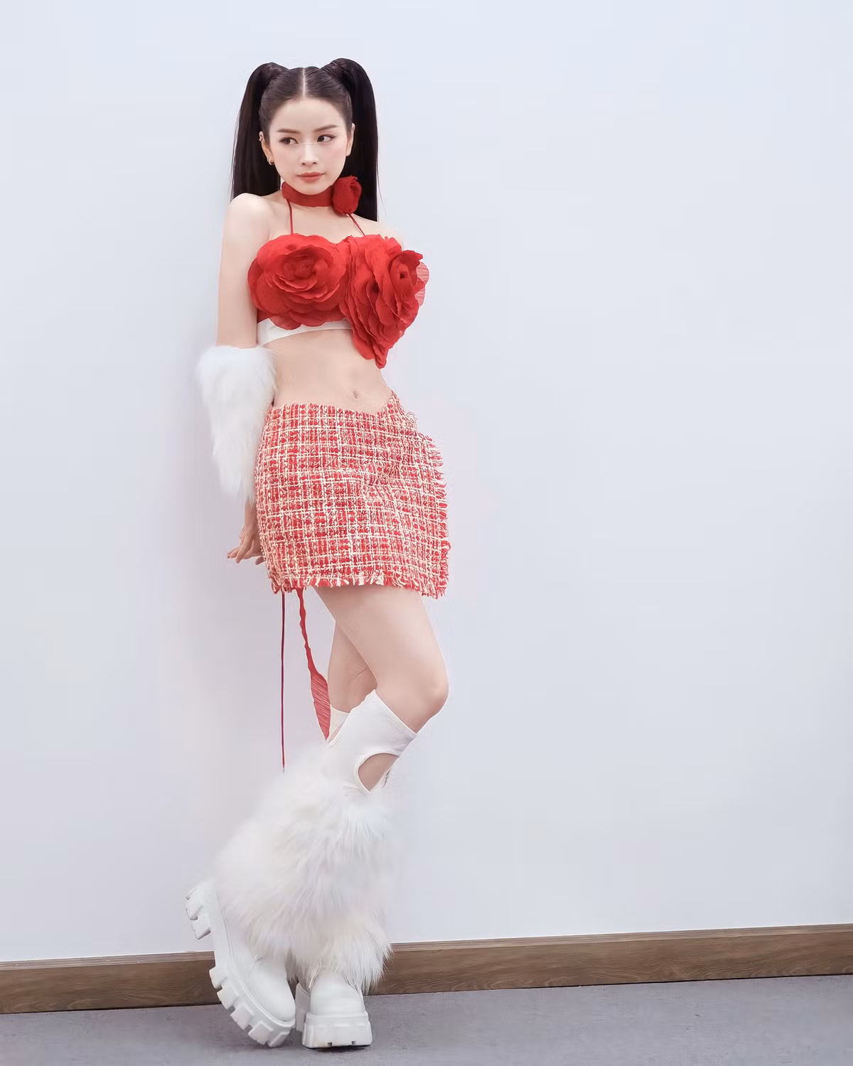 Thời gian gần đây, cô nàng ngày càng "lên hương" nhan sắc, nhận được nhiều lời khen của dân tình với visual trẻ trung.