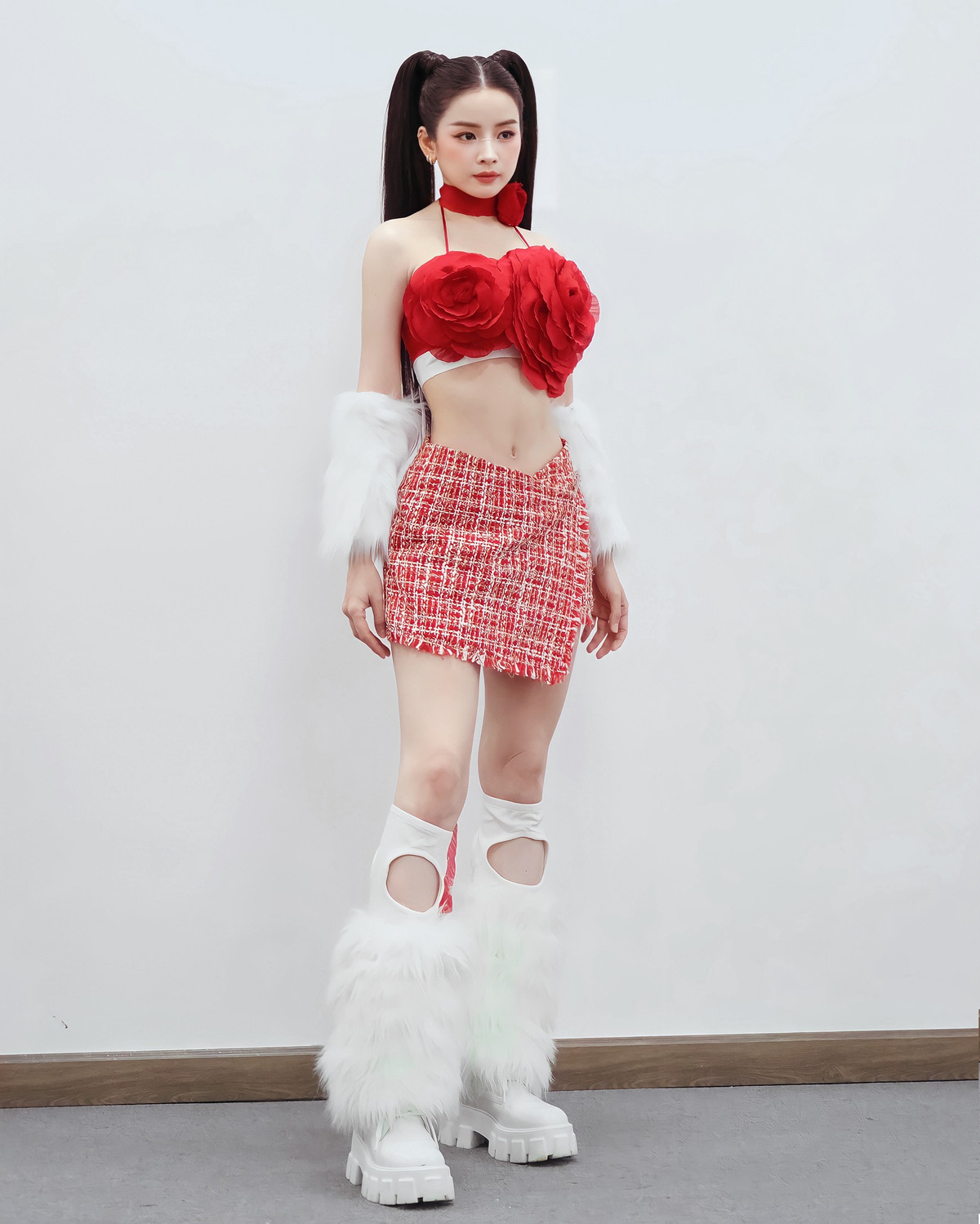 Có thể nói đây là lần hiếm hoi người đẹp diện trang phục hở bạo để chơi nhạc.