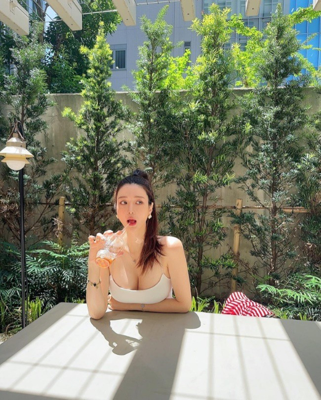 Cô nổi tiếng trên mạng xã hội nhờ gương mặt xinh đẹp và đường cong được ví như “ thần Vệ Nữ”.