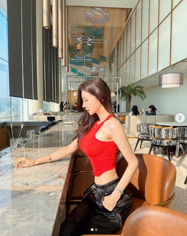 Mỗi hình ảnh của nữ blogger Yoo Jin đều khiến người ta mê mẩn bởi gương mặt như hoa hậu và ba vòng chuẩn siêu mẫu.