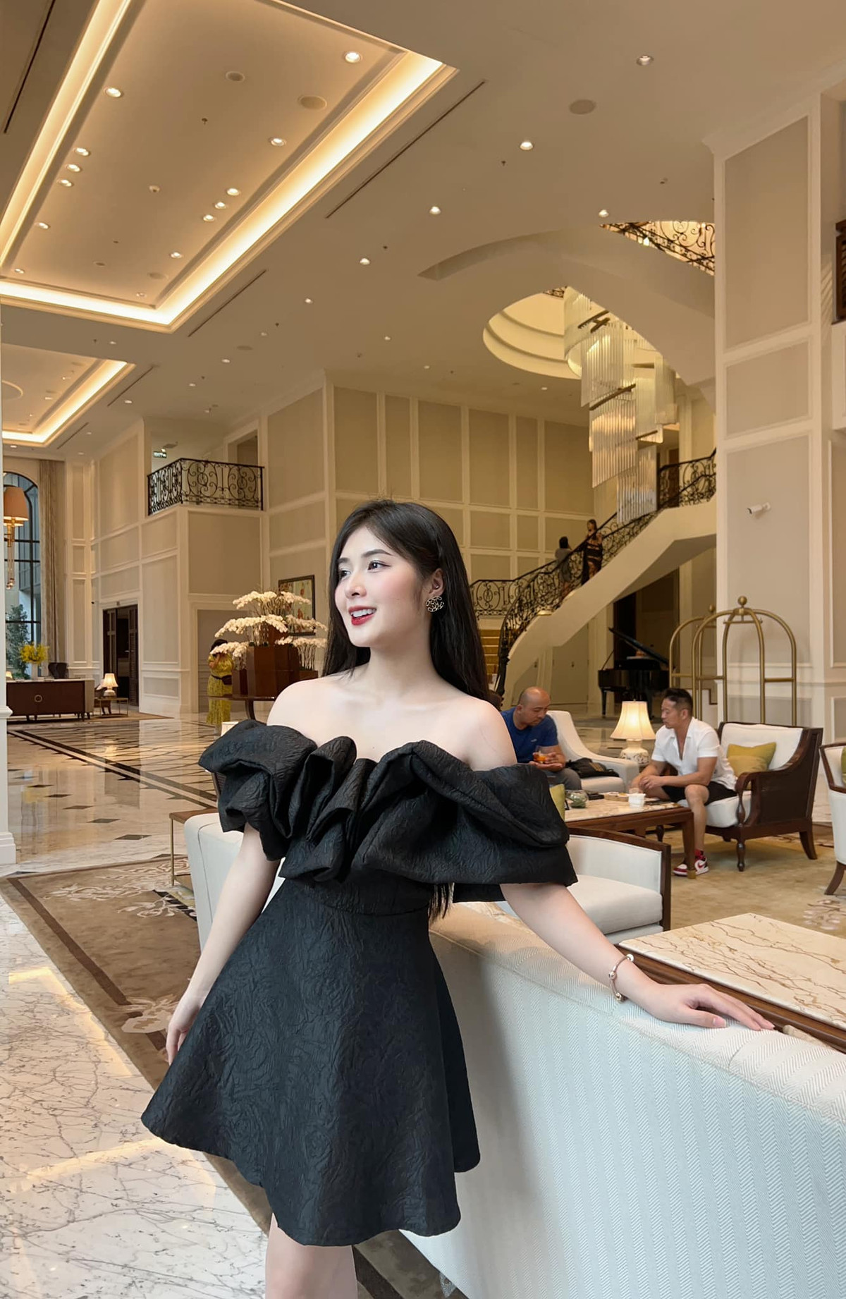 Bên cạnh tính tình thẳng thắn, hài hước, Quỳnh Alee còn gây chú ý bởi gương mặt xinh đẹp, ngoại hình quyến rũ.