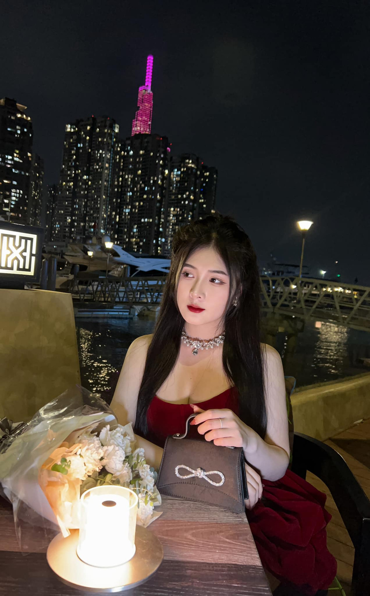 Cô nàng nắm bắt xu hướng rất nhanh, "bắt trend" kịp thời và luôn trở thành chủ đề quan tâm của mọi người.