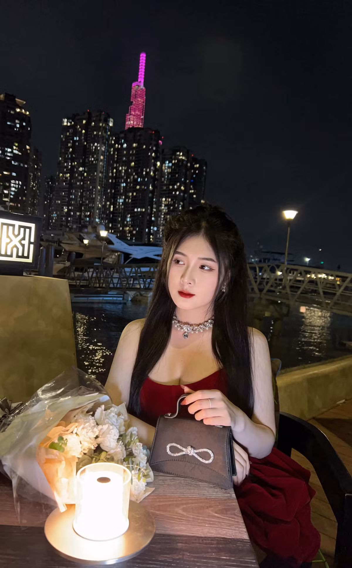 Cô nàng nắm bắt xu hướng rất nhanh, "bắt trend" kịp thời và luôn trở thành chủ đề quan tâm của mọi người.