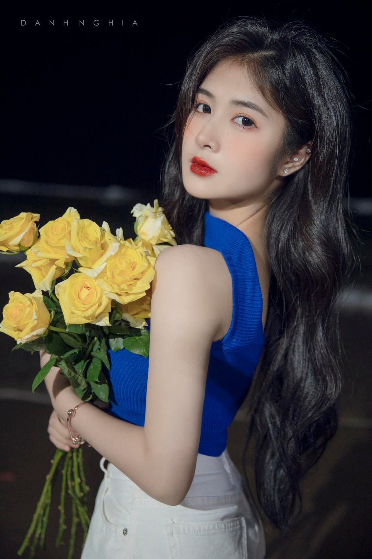 Trái ngược với hình ảnh dịu dàng thời mới nổi tiếng, nữ streamer này lại gợi cảm, quyến rũ và táo bạo hơn.