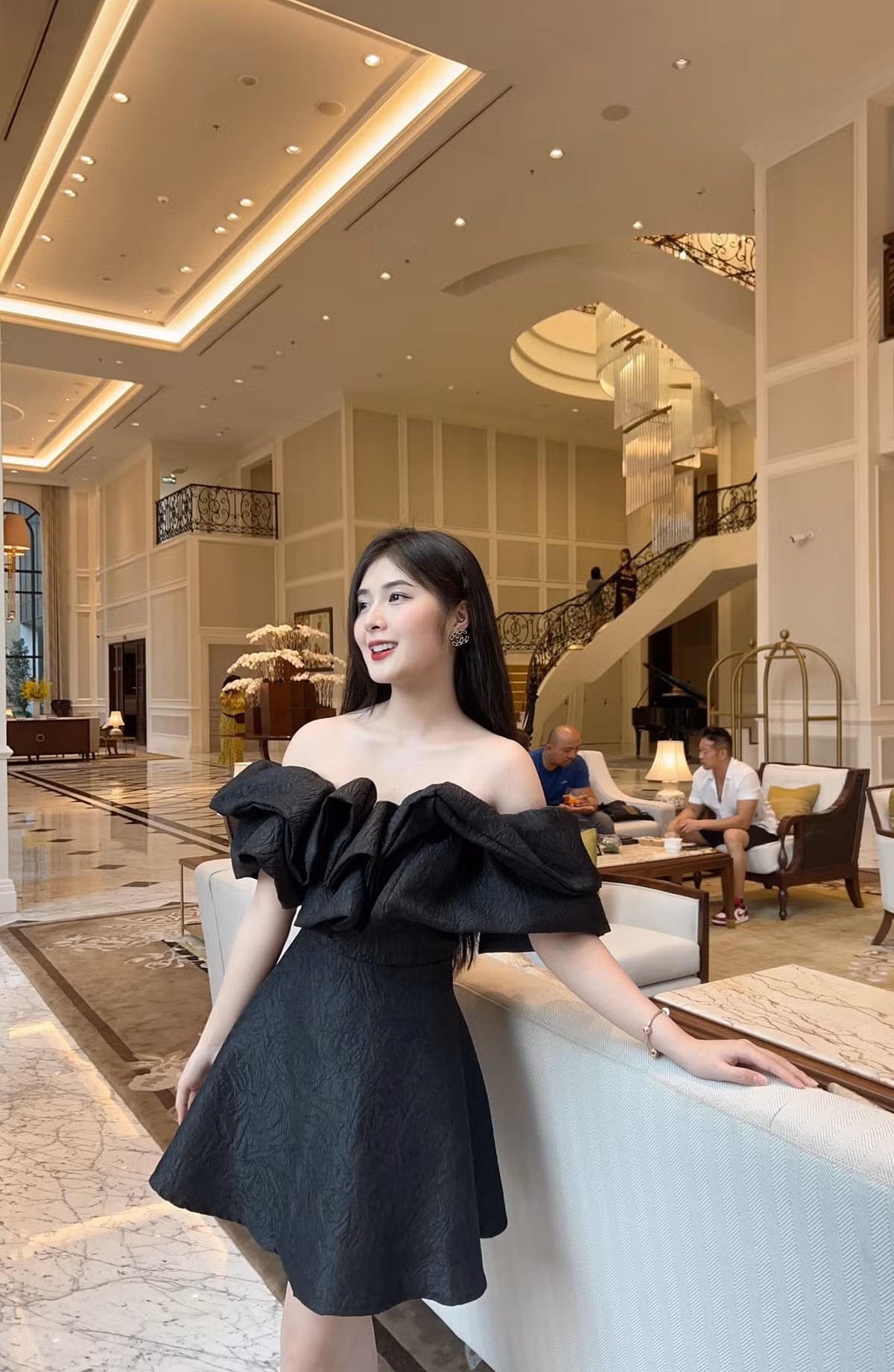 Bên cạnh tính tình thẳng thắn, hài hước, Quỳnh Alee còn gây chú ý bởi gương mặt xinh đẹp, ngoại hình quyến rũ.