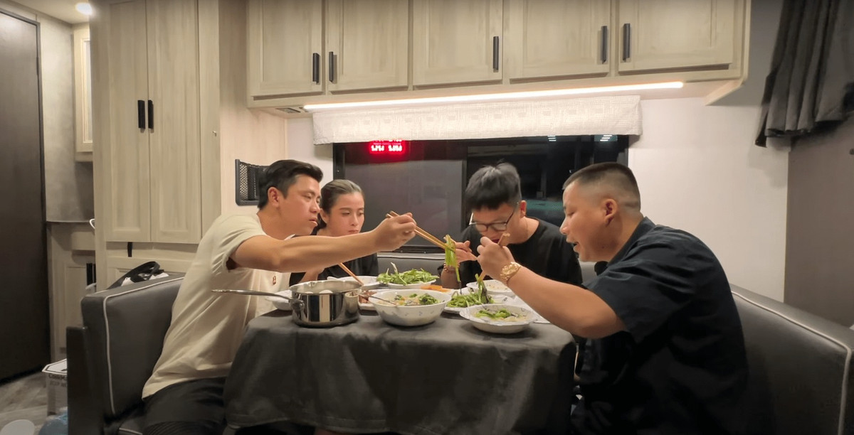 Bên trong xe có đầy đủ các không gia gồm phòng khách, phòng ngủ, khu bếp, khu nhà vệ sinh.