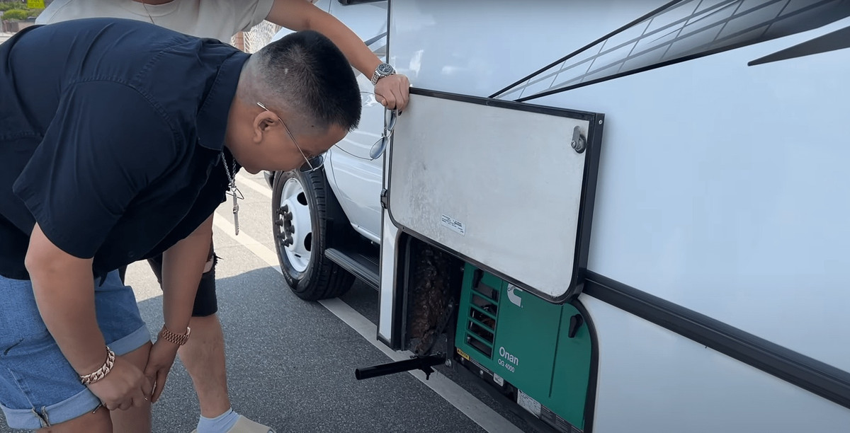 Chiếc xe này như một ngôi nhà thu nhỏ, có đầy đủ bếp nấu ăn, phòng tắm, phòng ngủ, tủ lạnh...phục vụ cho việc du ngoạn khắp nơi.