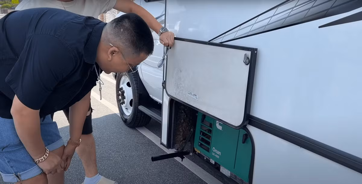 Chiếc xe này như một ngôi nhà thu nhỏ, có đầy đủ bếp nấu ăn, phòng tắm, phòng ngủ, tủ lạnh...phục vụ cho việc du ngoạn khắp nơi.