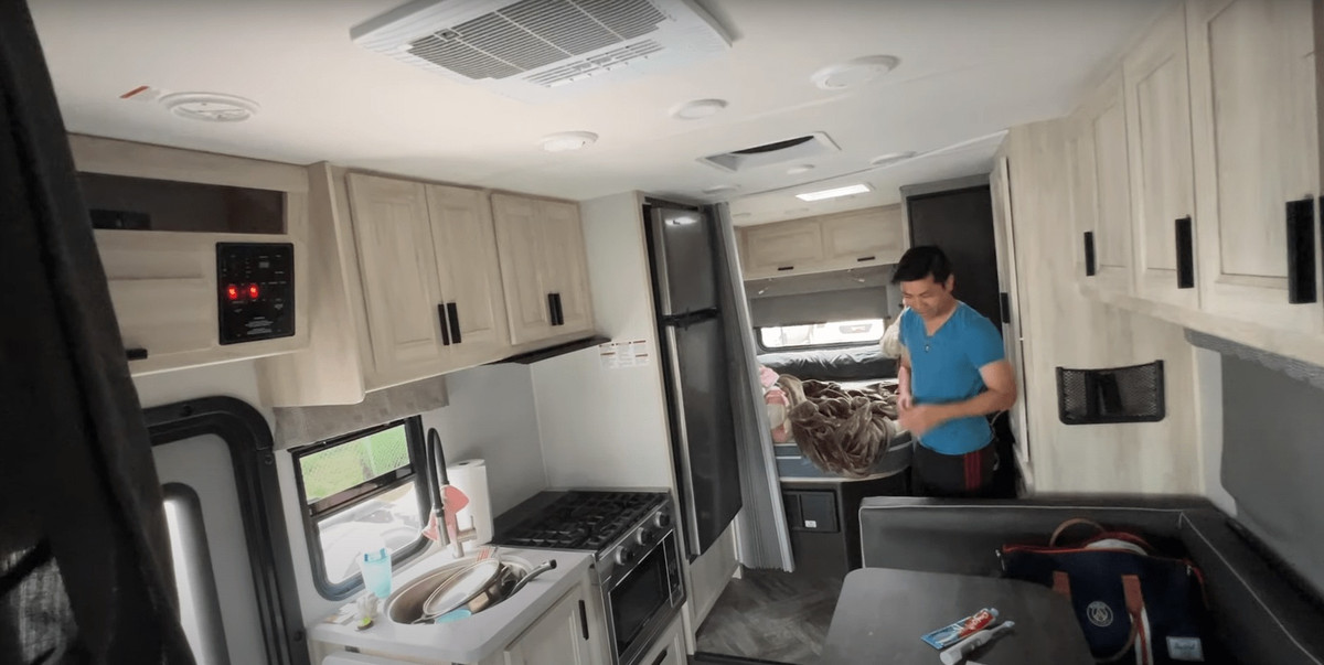 Ngoài ra còn được trang bị nội thất như tivi, giường, đệm, tủ lạnh, lò vi sóng, nóng lạnh.