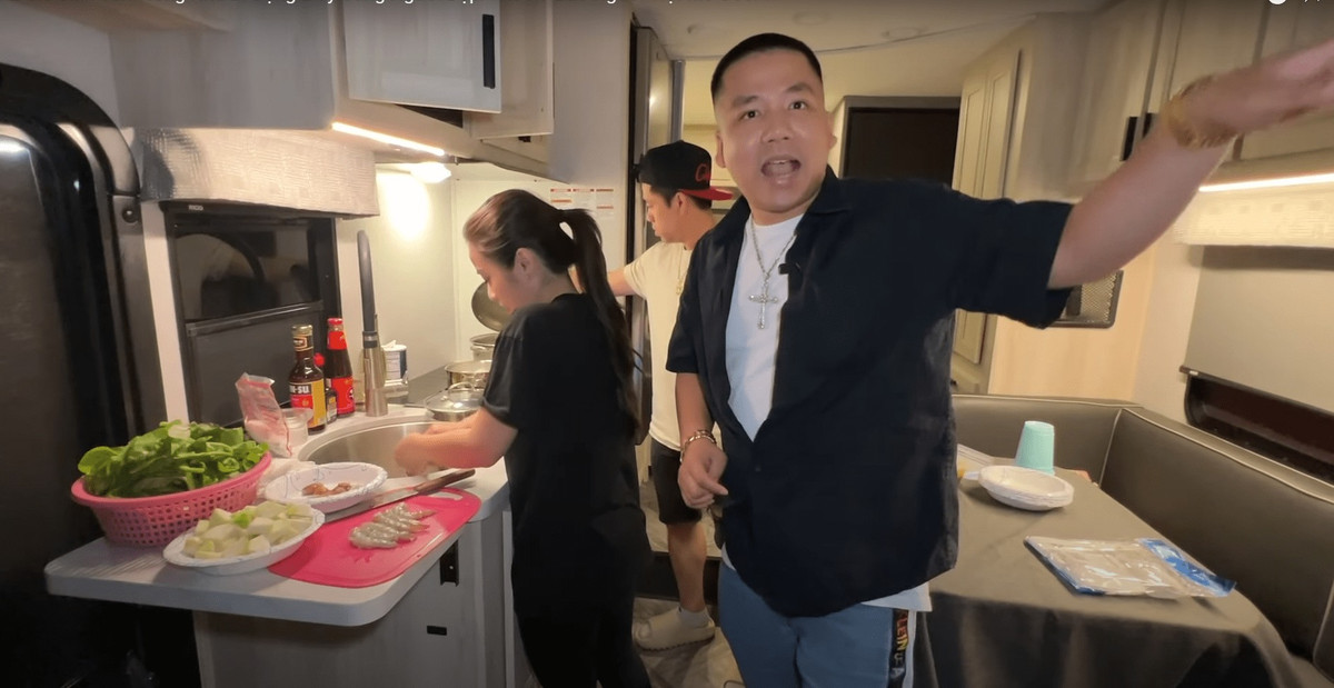 Được biết, xe mà Youtuber Khoa Pug sử dụng là một loại xe được thiết kế với đầy đủ tiện nghi giống như nhà di động để phục vụ chuyến đi dài ngày có giá 100.000$ (~ 2,4 tỷ VNĐ).