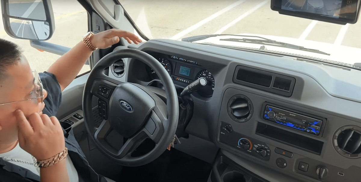 Nam Youtuber cho biết, anh đã đi du lịch, review rất nhiều khách sạn hạng sang, resort đắt đỏ trên thế giới nhưng chưa từng được trải nghiệm ngủ, nghỉ trên chiếc xe di động như vậy.