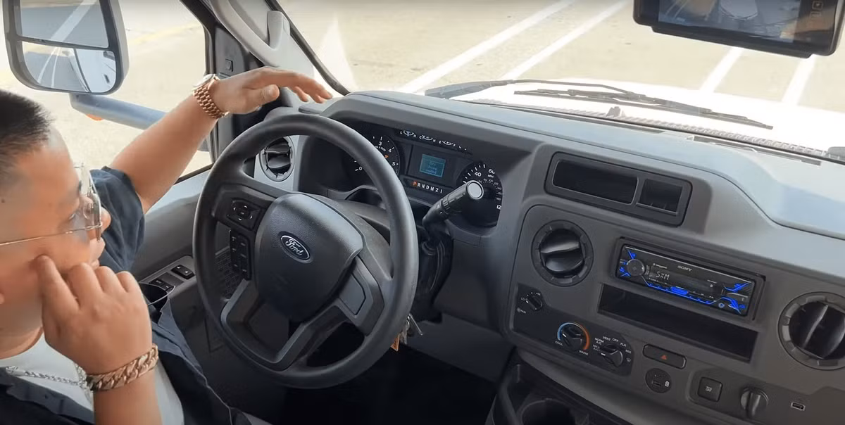 Nam Youtuber cho biết, anh đã đi du lịch, review rất nhiều khách sạn hạng sang, resort đắt đỏ trên thế giới nhưng chưa từng được trải nghiệm ngủ, nghỉ trên chiếc xe di động như vậy.